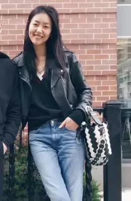 刘雯每月收入多少钱,刘雯收入2018排第几