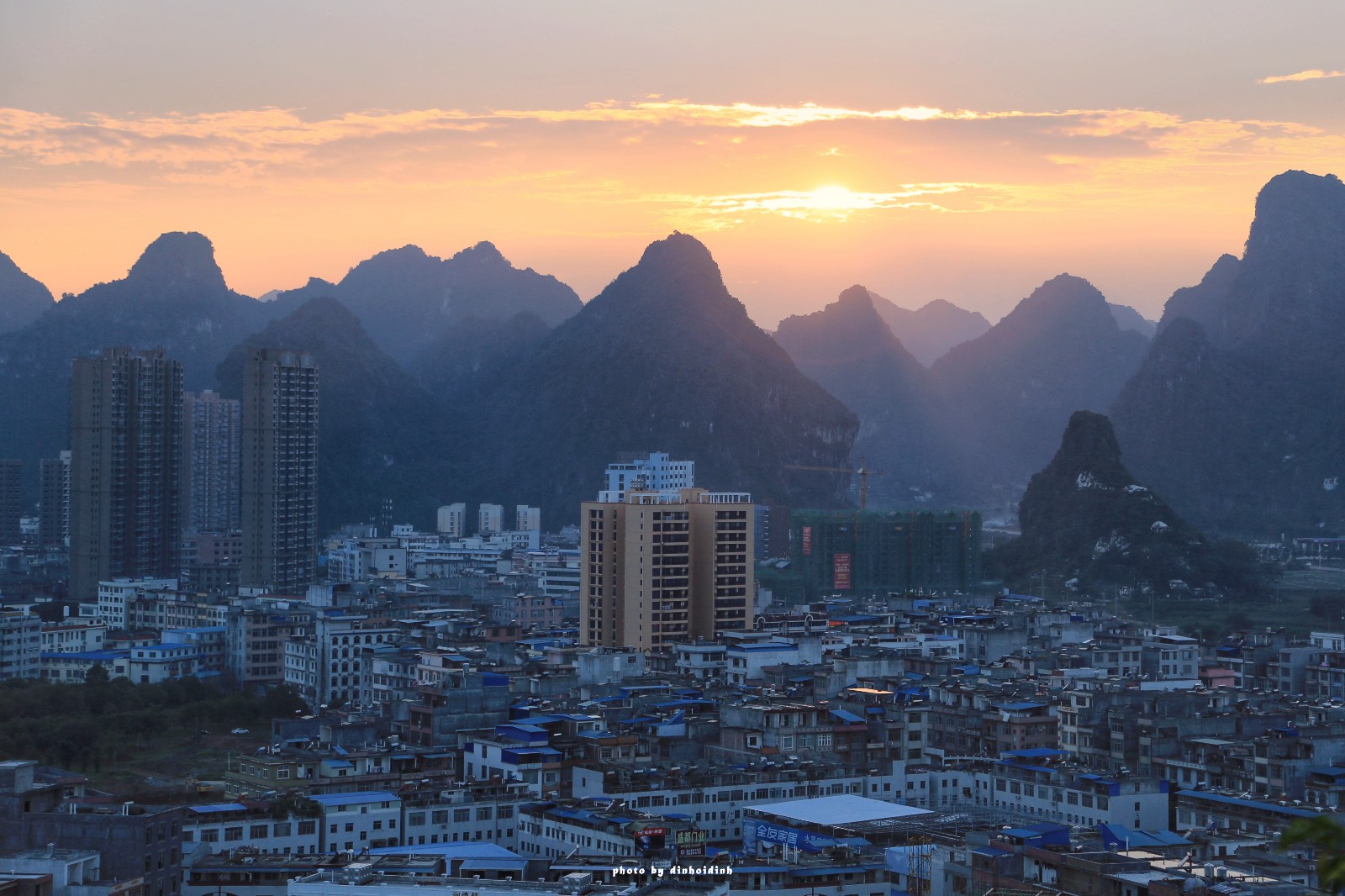 天等小记-登一座山爱一座城看一片天等日夕晨