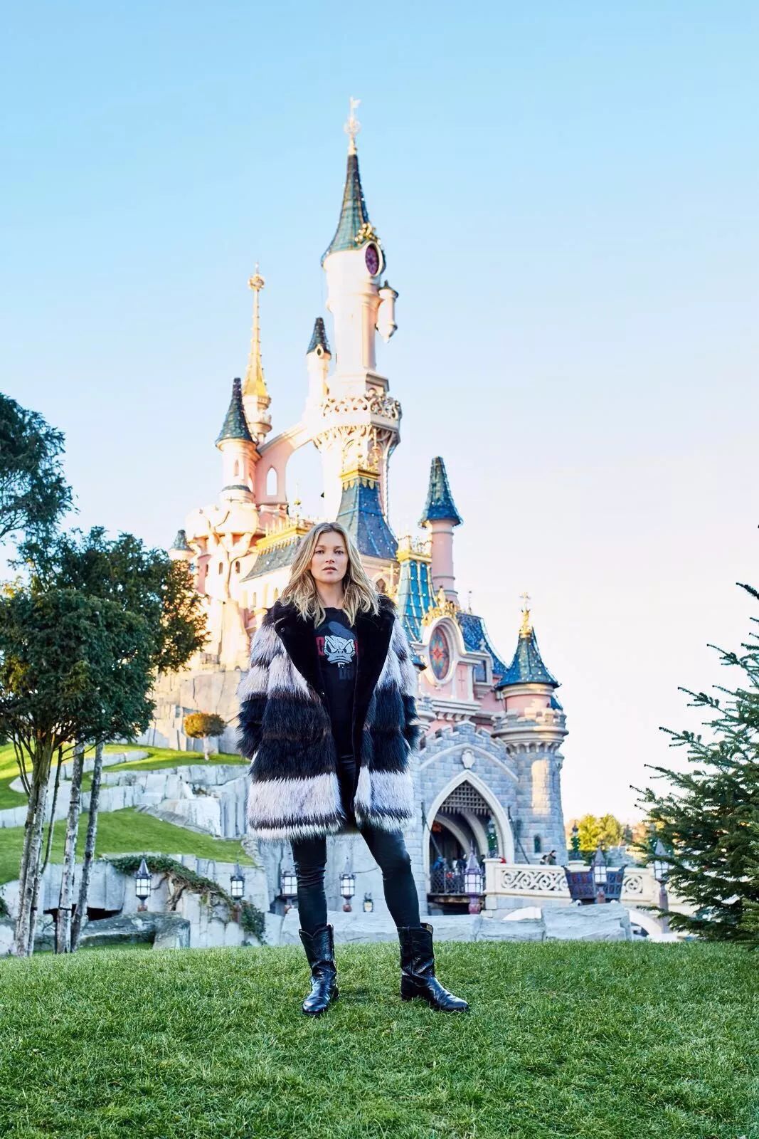 秀还没走完新款就卖光？直击NIKKIE巴黎迪士尼大秀