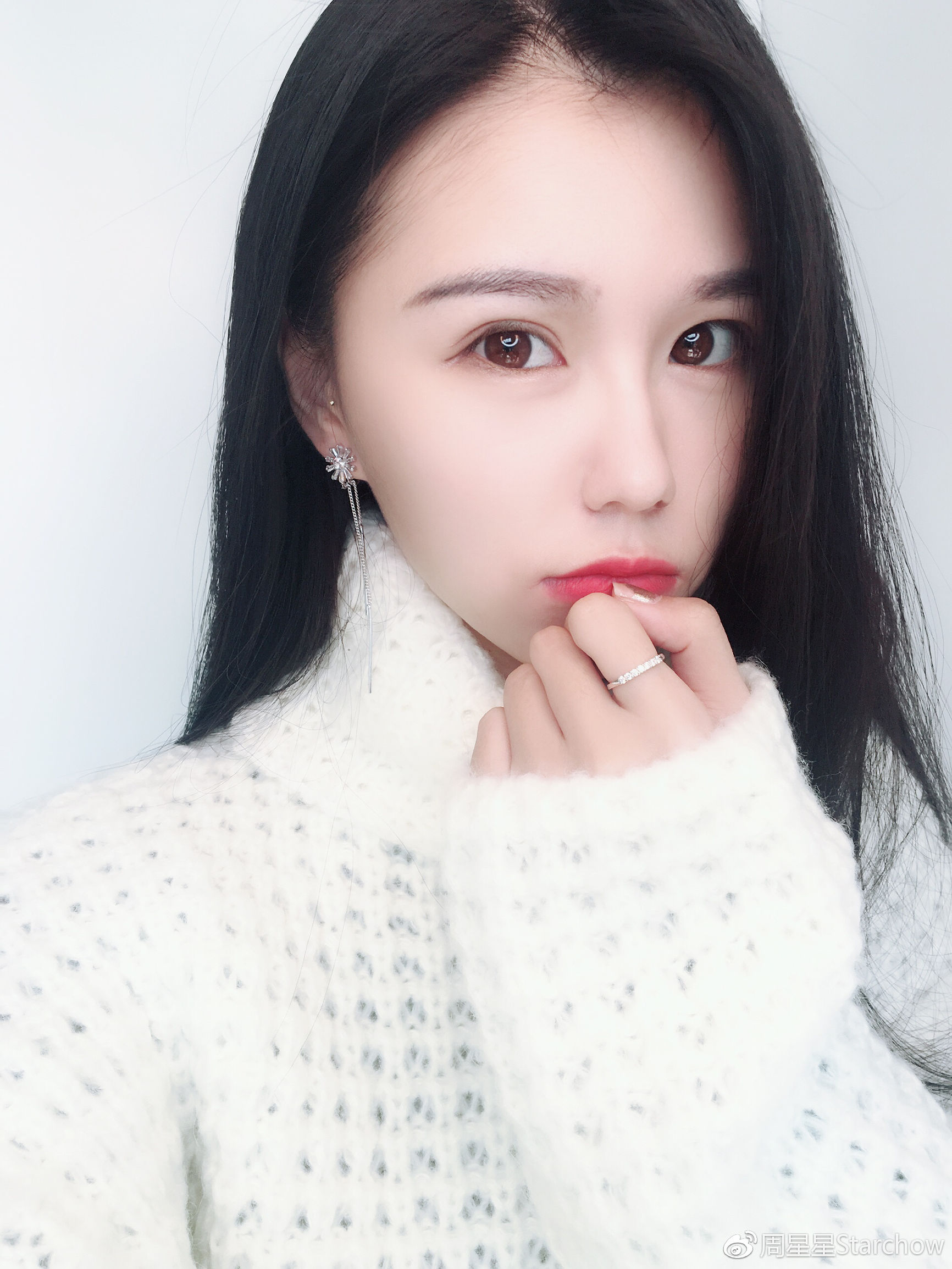 小拇指戴戒指说明什么 (小拇指戴戒指意味着什么)