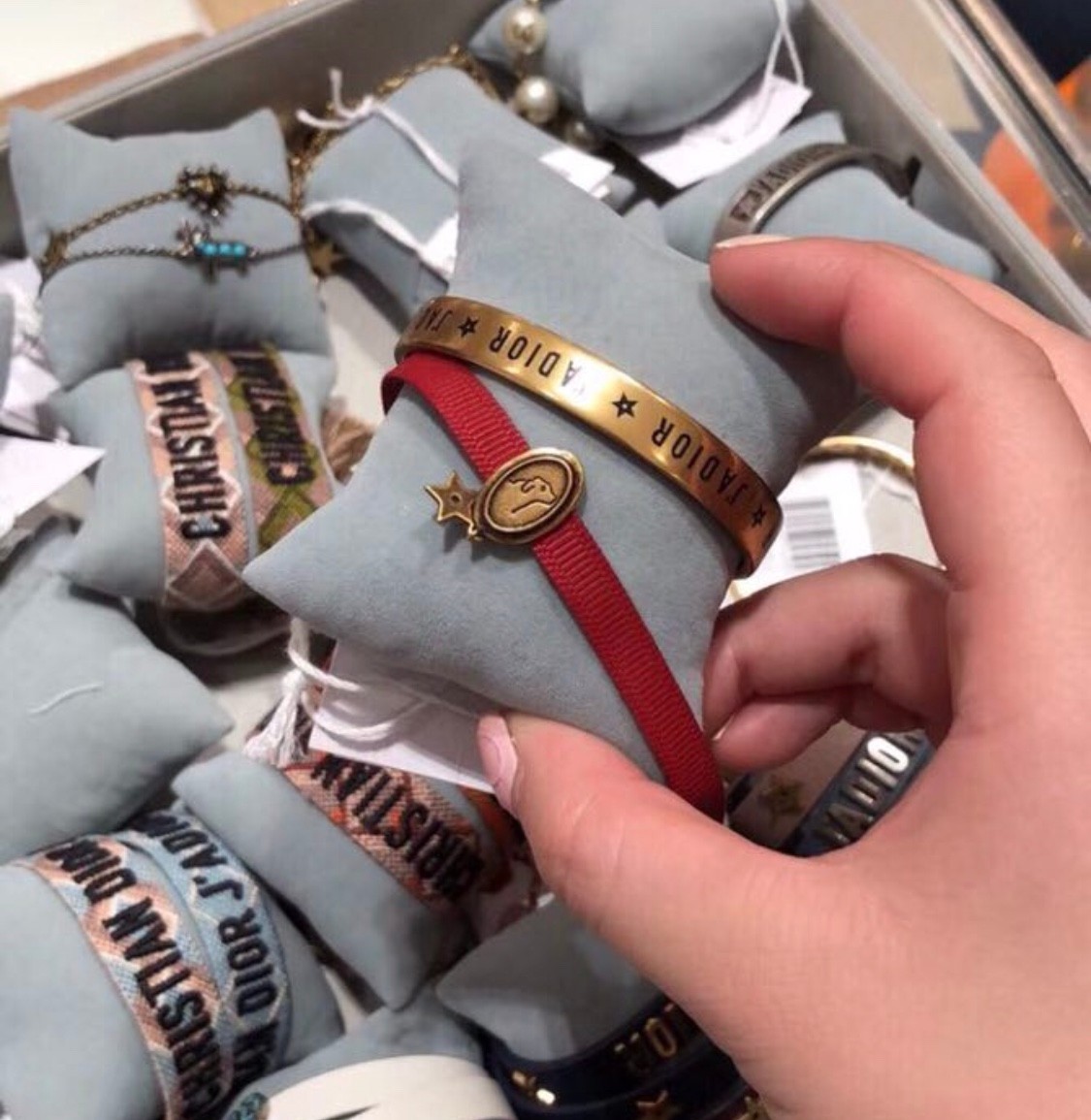 看到这些大牌新出的农历狗年限量款，我笑出了猪叫……