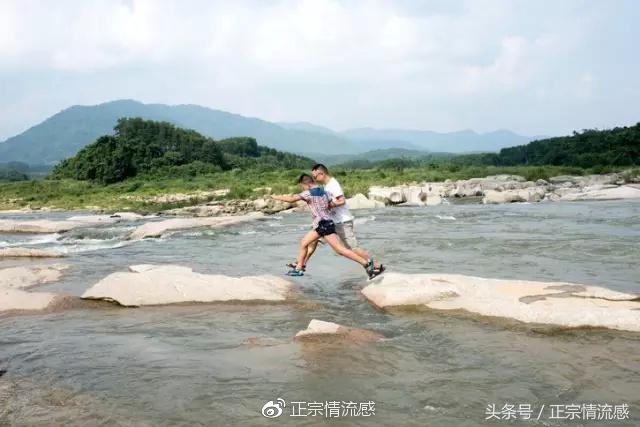 边走边吃水果视频,边走边吃一路看风景