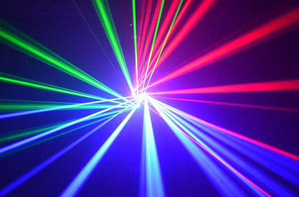 懒出新高度，继激光投影手机后，激光尺坐着也可测高楼！