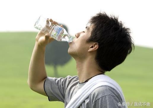 矿泉水有矿物质好没有矿物质好,矿物质过多的水对人有什么危害