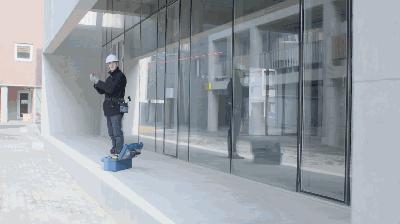 懒出新高度，继激光投影手机后，激光尺坐着也可测高楼！