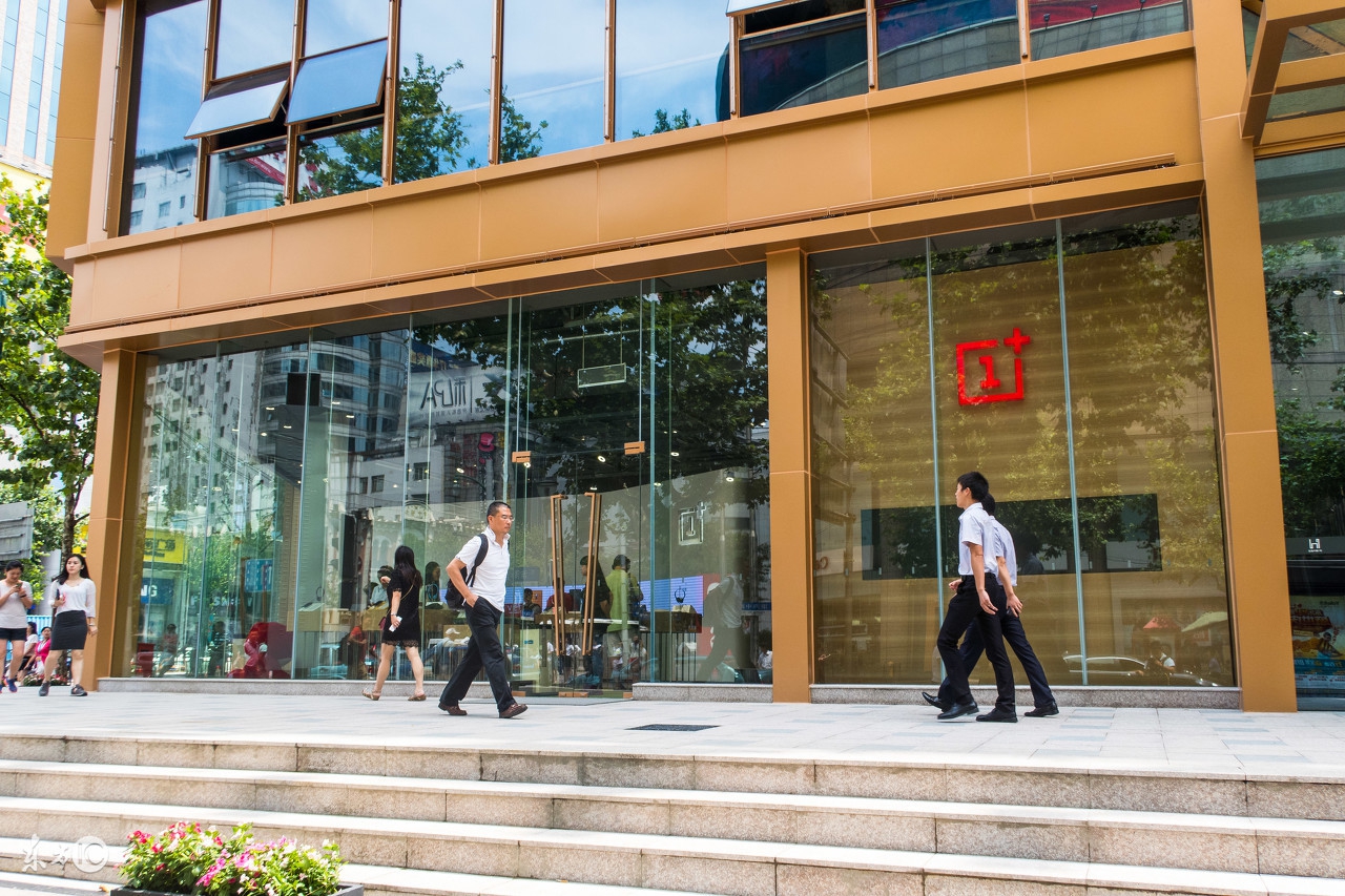 遍地都是旗舰店,到处都是手机