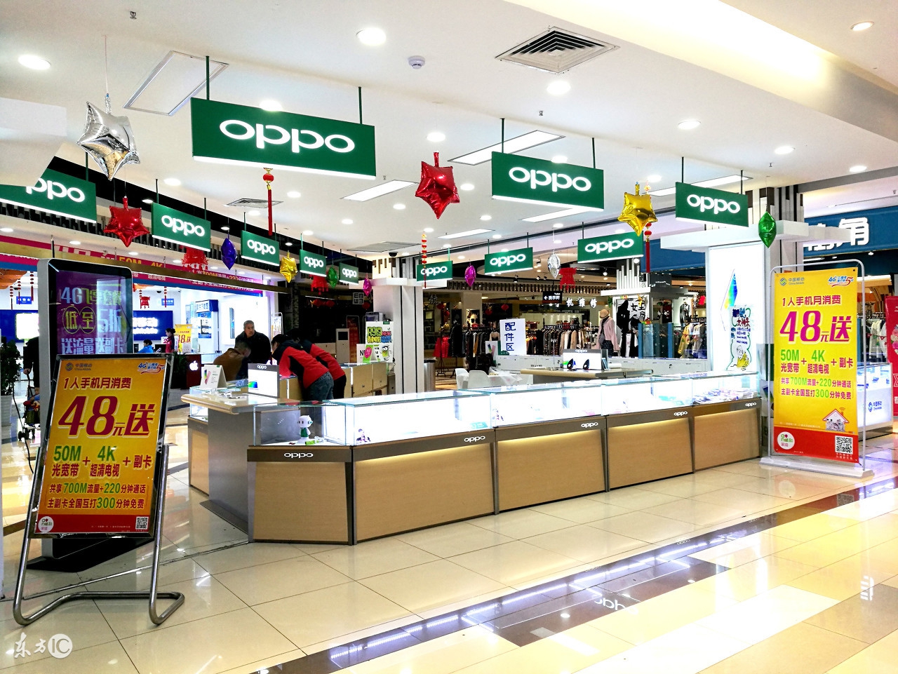 遍地都是旗舰店,到处都是手机