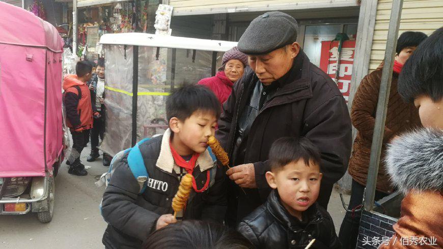 卖特色小吃一年赚多少钱,摆摊卖小吃一年能挣多少钱