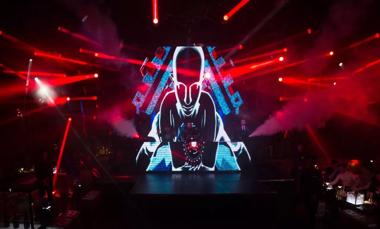 成都最高的酒吧，佳酿、美女、电音、轰趴，这个圣诞在这都能找到