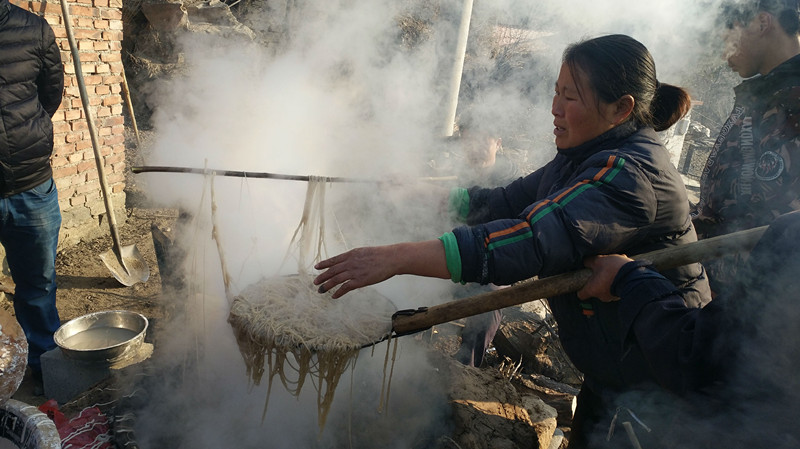 关于漏粉条的视频,记者采访粉条