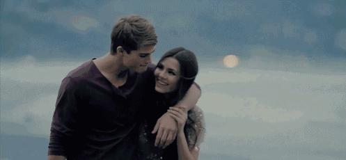 约会过程中和女人牵手的靠谱方法,约会的100种撩人小技巧