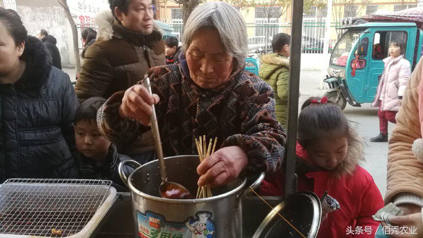 卖特色小吃一年赚多少钱,摆摊卖小吃一年能挣多少钱