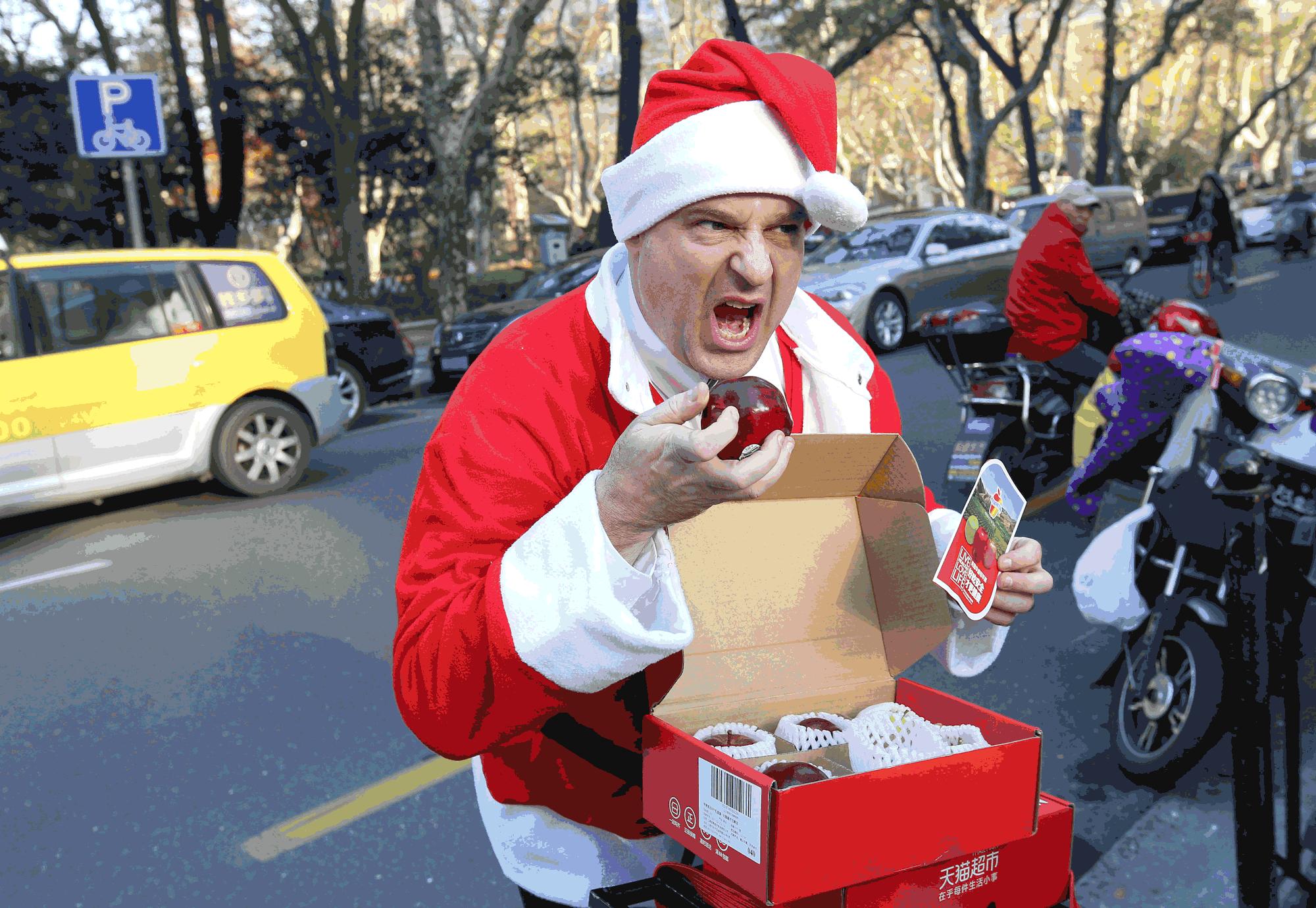 网购了12个苹果，上门送快递的竟然是美国总领事一家