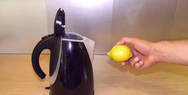 怎么洗电热壶内的污垢,电热壶底的顽固污垢怎么去除