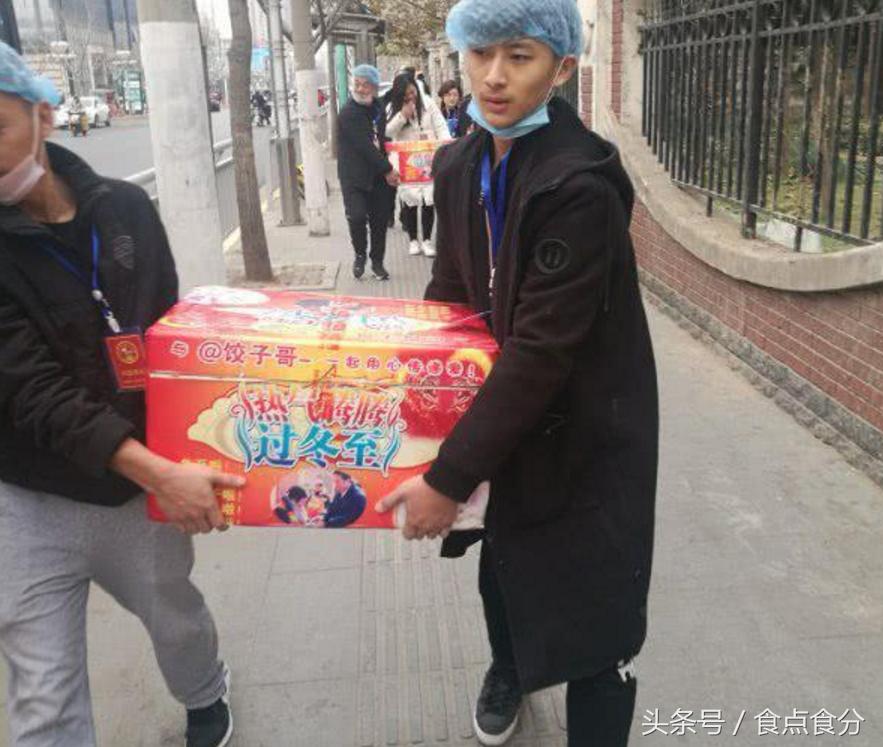 男子给环卫工人送食物,郑州小伙为环卫工送饺子
