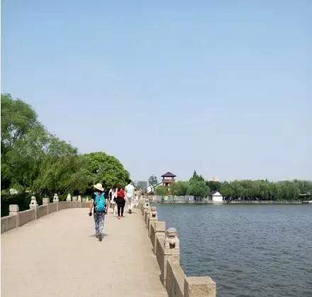 你是准备来看网红的还是来避暑的？今天万达起码华氏38度！