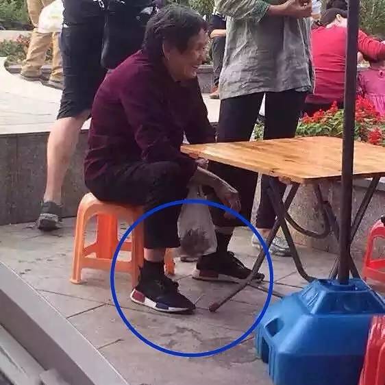 这双鞋有一个奇葩的名字，想必你们都知道了，叫TMD！