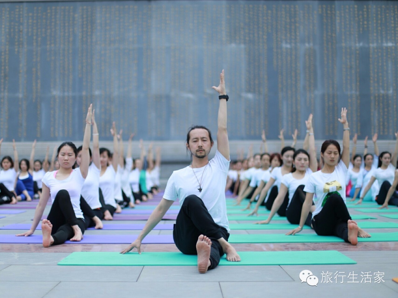 花海中最美的瑜伽,花海中的瑜伽动作