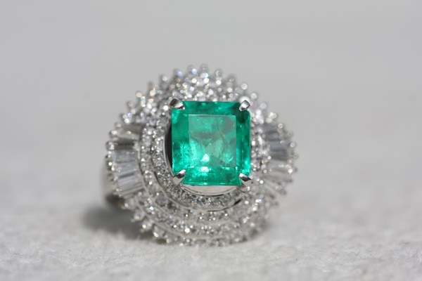 佩戴钻戒的寓意,佩戴祖母绿的好处