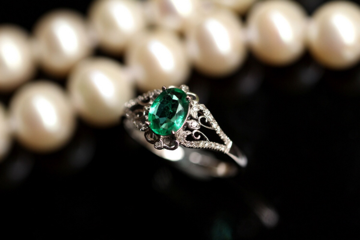 佩戴钻戒的寓意,佩戴祖母绿的好处