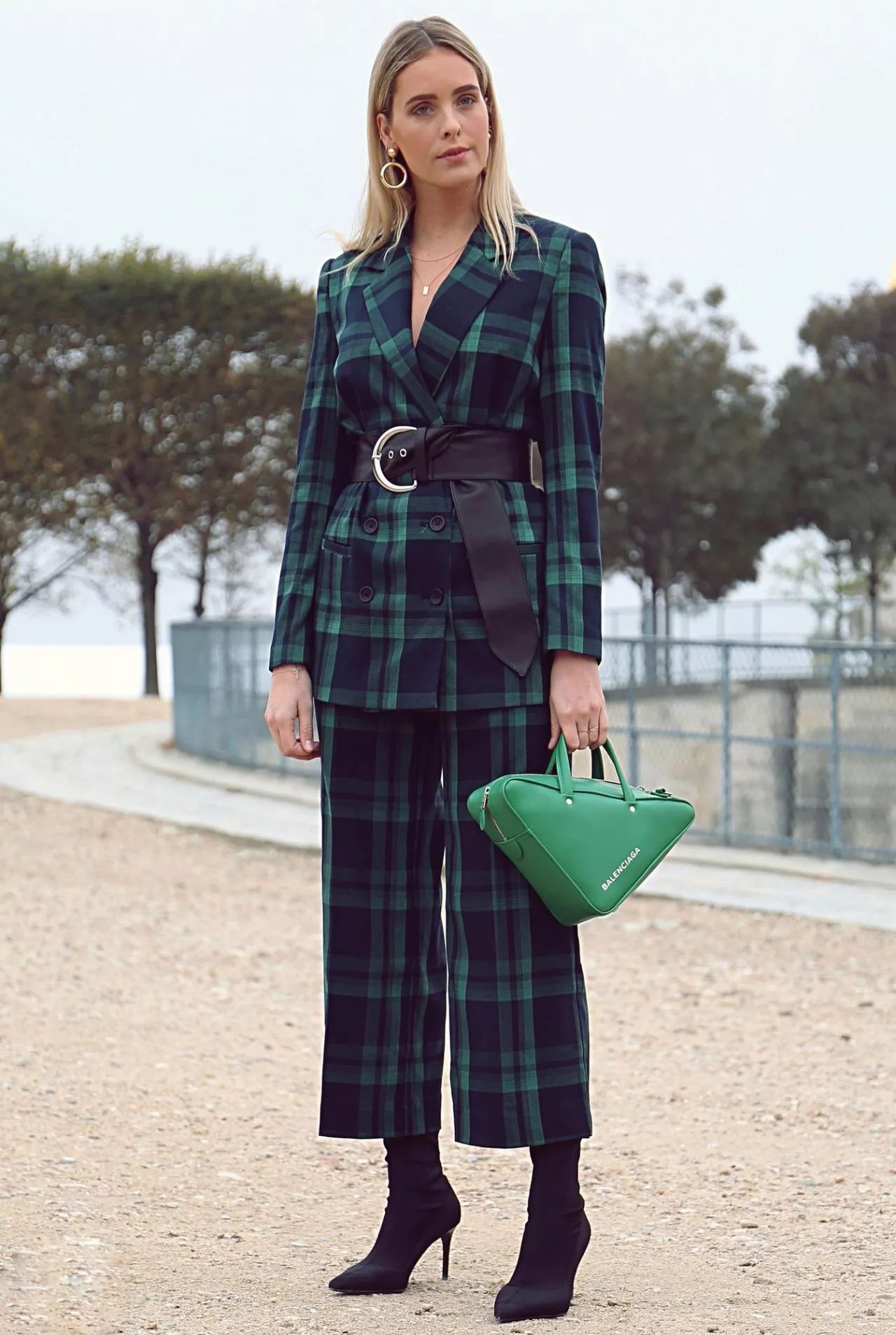 这5双鞋子秋天穿高级又时髦,今年悄悄流行的5双鞋你都知道吗