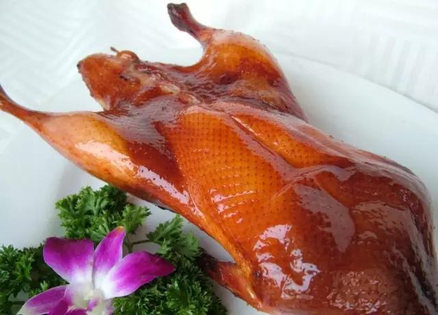 正宗的北京烤鸭是什么样子的,一只烤鸭