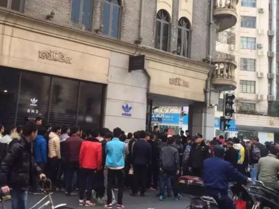 这双鞋有一个奇葩的名字，想必你们都知道了，叫TMD！