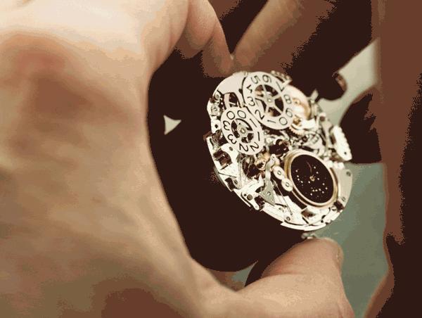 他能让钟表“起死回生”！对话全国劳模汤维新