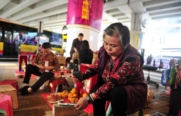有小人侵扰，可以去香港打小人，这种地道的香港文化，不是诅咒