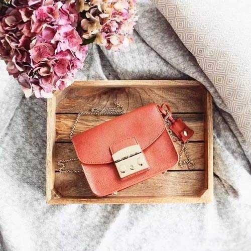 用一样东西完美宣示意大利的纯正血统，这款包包再适合不过啦~