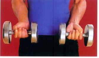 哑铃练胸的正确锻炼方法视频,正确使用哑铃健身的方法