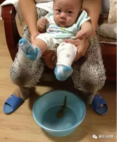 宝宝拉绿粑粑是怎么解决,宝宝拉绿粑粑什么原因怎么办