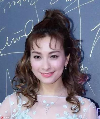 章子怡一身粉色系少女感满满,章子怡清爽有气质宛如18岁少女