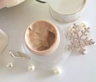 轻薄、舒适、不脱妆的粉底测评