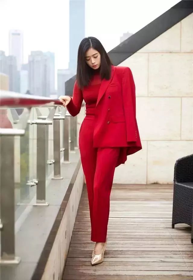 赵丽颖新年红色蝴蝶结造型,露背裙赵丽颖热巴刘诗诗