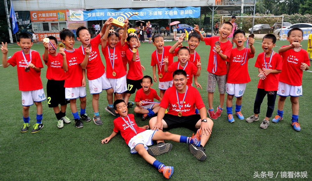 2017镜看体娱与佛山体育的50瞬间｜与巴萨球员偶遇与草根球星并肩