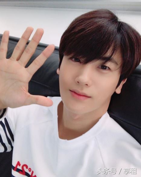 PGone手照细节被爆不伦恋，细数那些单靠手就可以火下去的玉手男