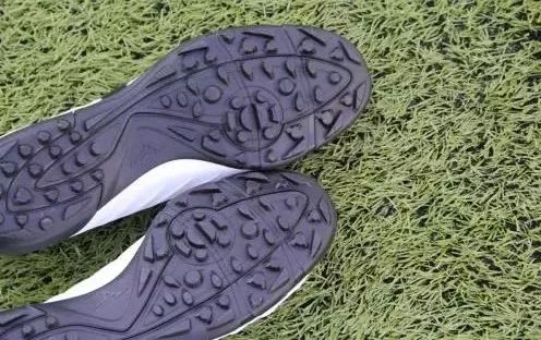 爱踢球的人需要几双足球鞋 (喜欢踢球的人需要一双好的球鞋)