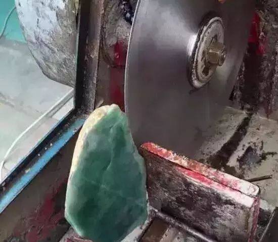 翡翠手镯从原石到成品的全过程,翡翠原石做手镯要多久