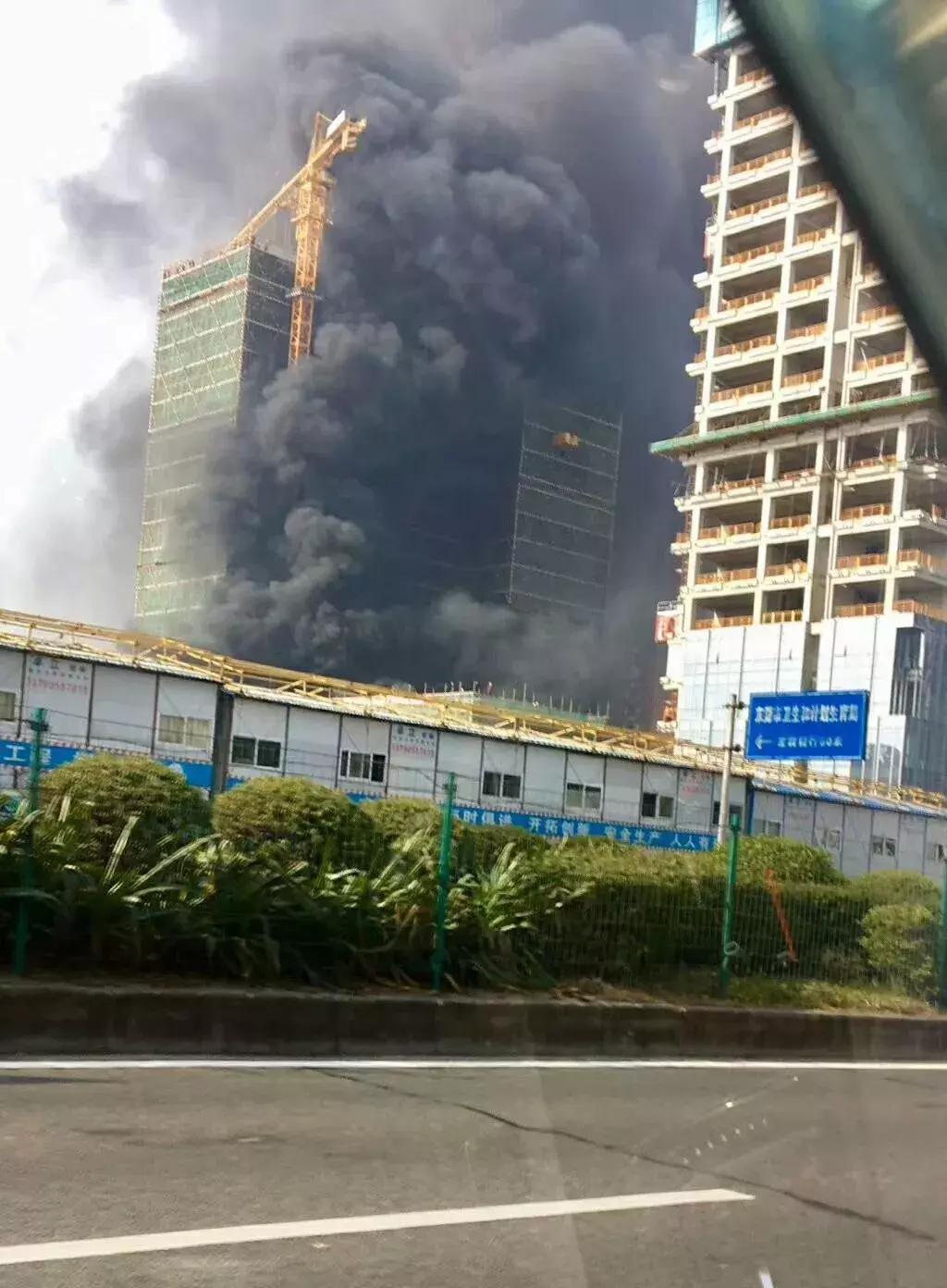 东莞保利考拉公寓烧了，项目人员说是“消防演习”还发了个红包