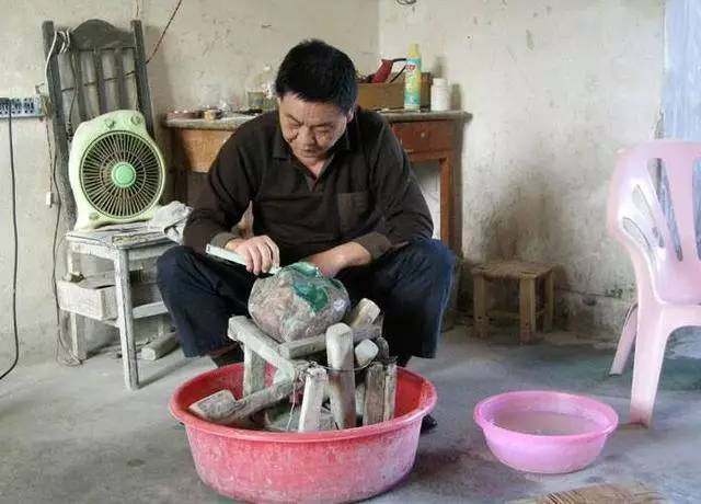 翡翠手镯从原石到成品的全过程,翡翠原石做手镯要多久