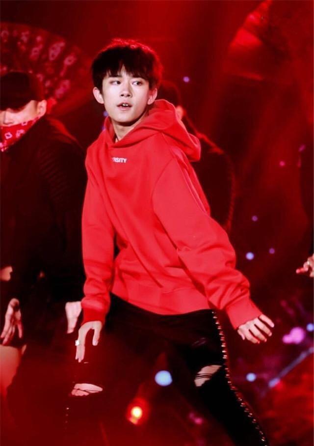 易烊千玺的红袜子,易烊千玺红色袜子