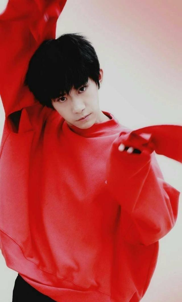 易烊千玺的红袜子,易烊千玺红色袜子