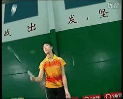 总是打到羽毛球拍框,老是打到空格怎么办