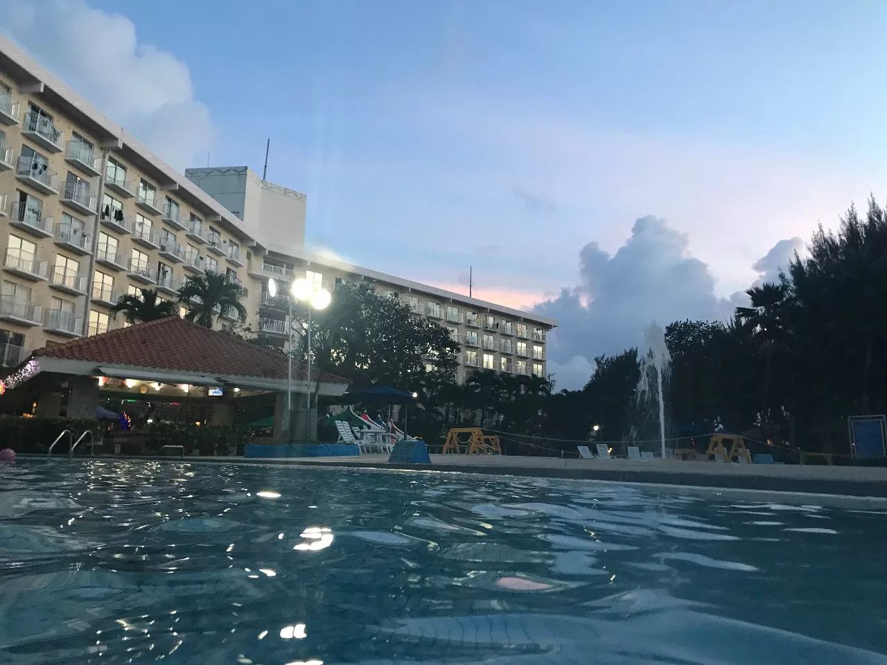 上午在广州捂白过严冬，下午在塞班岛放肆晒黑