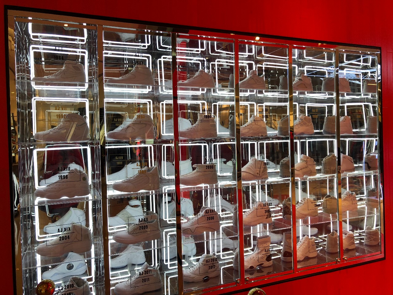 jordan旗舰店展现馆里的鞋,全国最顶级jordan店