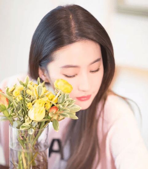 二代妖精刘亦菲颠覆形象妖气十足,35岁刘亦菲照样美成天仙