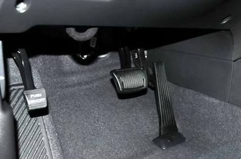 驾驶车辆遇到刹车失灵正确的做法,驾车刹车失灵怎么办自动挡