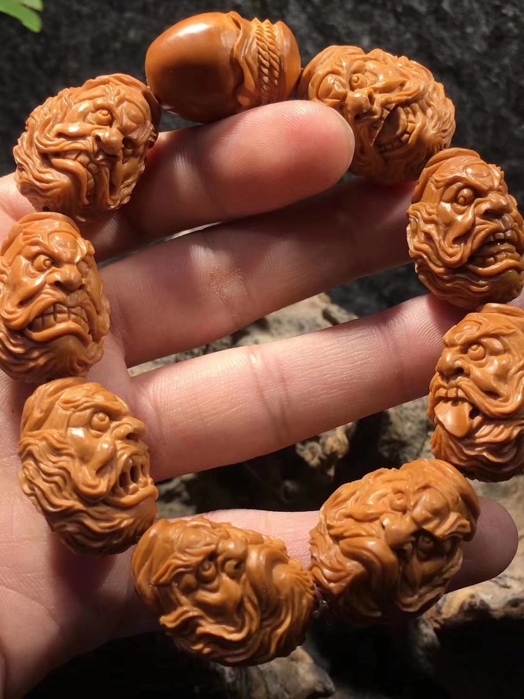 橄榄核雕分铁核和黄核,橄榄核铁核是实心的吗