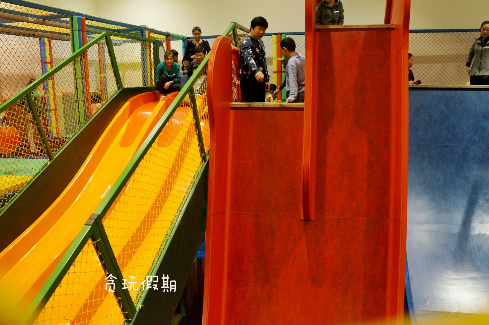 儿童魔鬼大滑梯在哪里 (小孩子玩90度魔鬼滑梯)